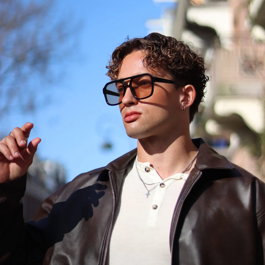 Reign | Oversized zonnebril met zwarte rand en amber glazen