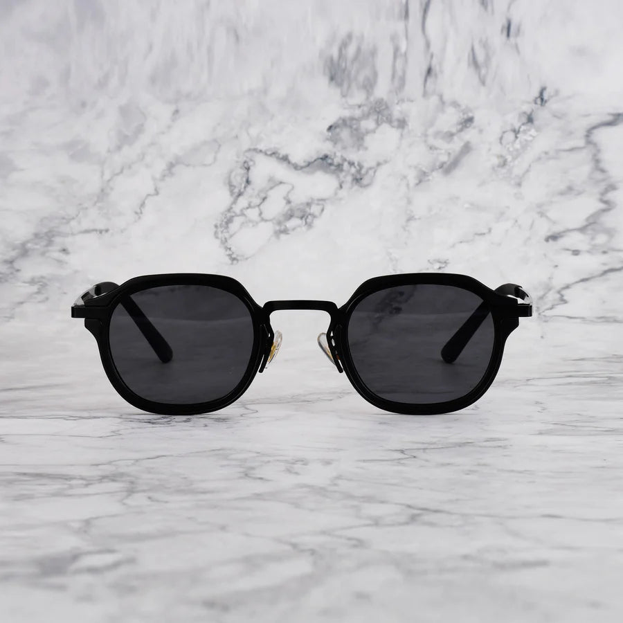 Noir Edge | Zwarte zonnebril met diepe smoke-glazen