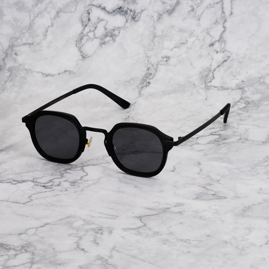 Noir Edge | Zwarte zonnebril met diepe smoke-glazen