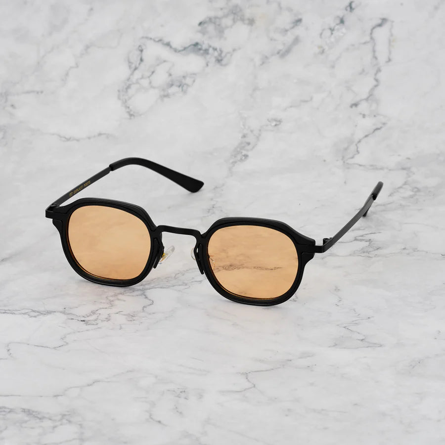 Aero Amber | Zwarte zonnebril met warme amberkleurige glazen