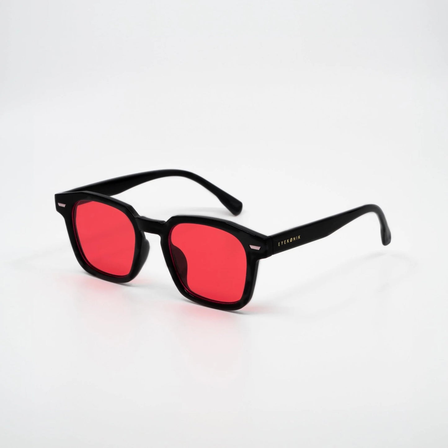 Aarte | Cherry zonnebril met rode glazen | Zwart montuur
