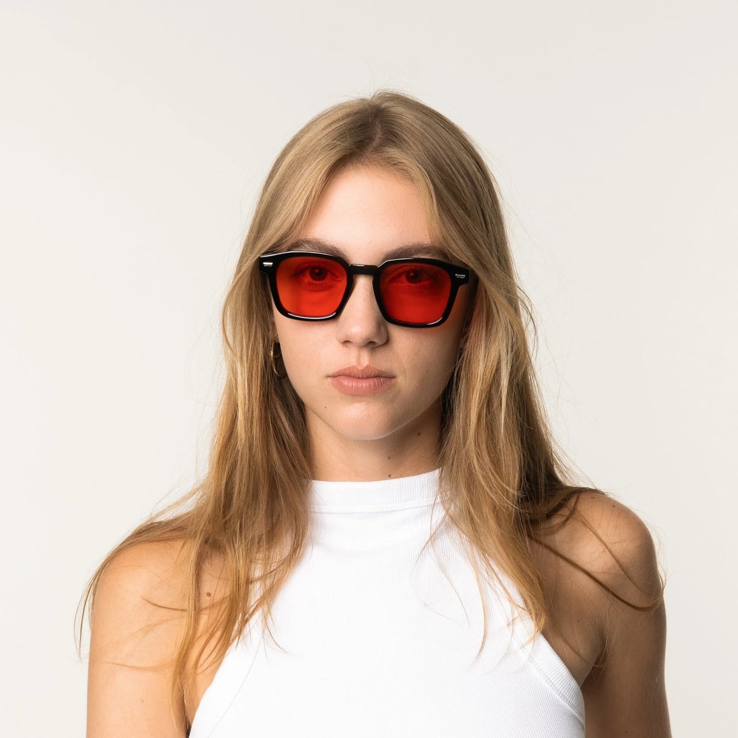 Aarte | Cherry zonnebril met rode glazen | Zwart montuur
