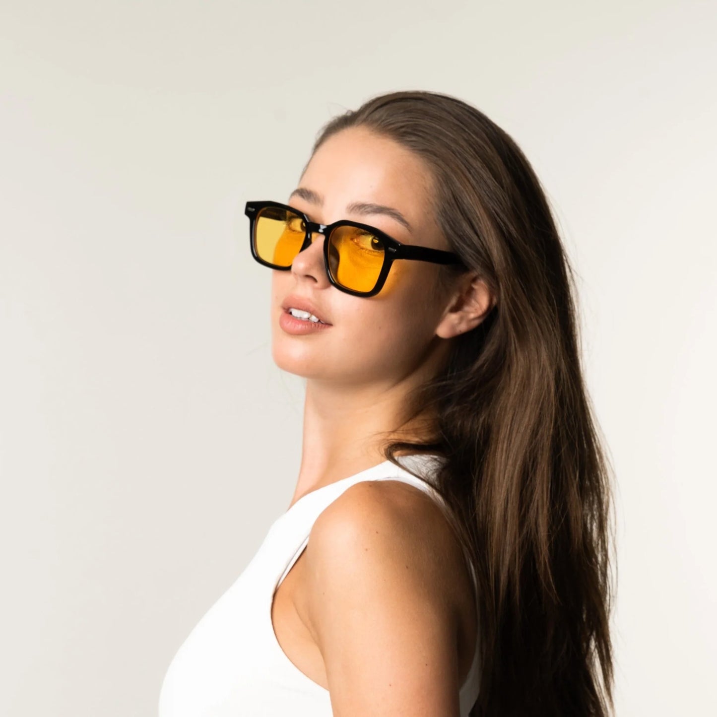 Amber | Zonnebril met amber glazen | Zwart montuur
