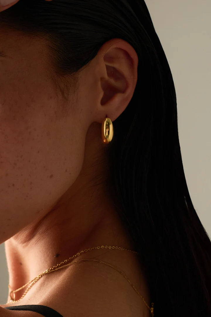 Gota | Dames oorbel met vloeiende vorm | Goudkleurig