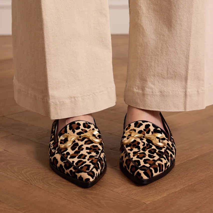 Dames Loafers | Luipaardprint | Suède Instappers met Goudkleurige Ketting
