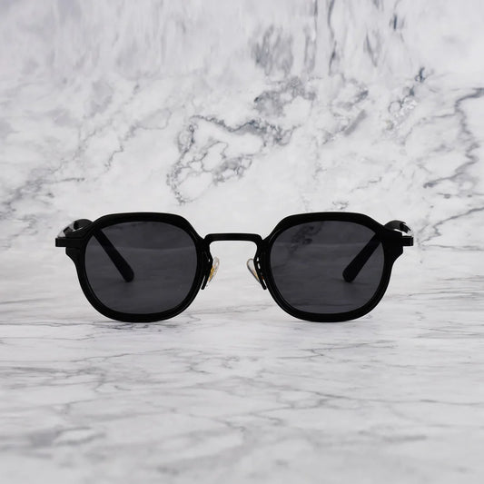 Noir Edge | Zwarte zonnebril met diepe smoke-glazen