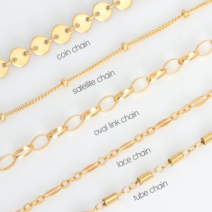 Een overzicht van verschillende gouden kettingstijlen van Aurora & Blossom, waaronder coin chain, satellite chain, oval link chain, lace chain en tube chain. Elke ketting straalt verfijnde elegantie uit en biedt veelzijdige opties om je persoonlijke stijl te verrijken.