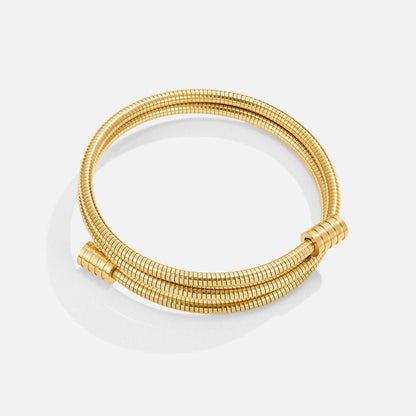 Aurora Luxe armband – gedraaid en stijlvol ontwerp in een luxueuze goudkleur. Elegant accessoire dat perfect past bij elke outfit voor een moderne en verfijnde uitstraling.