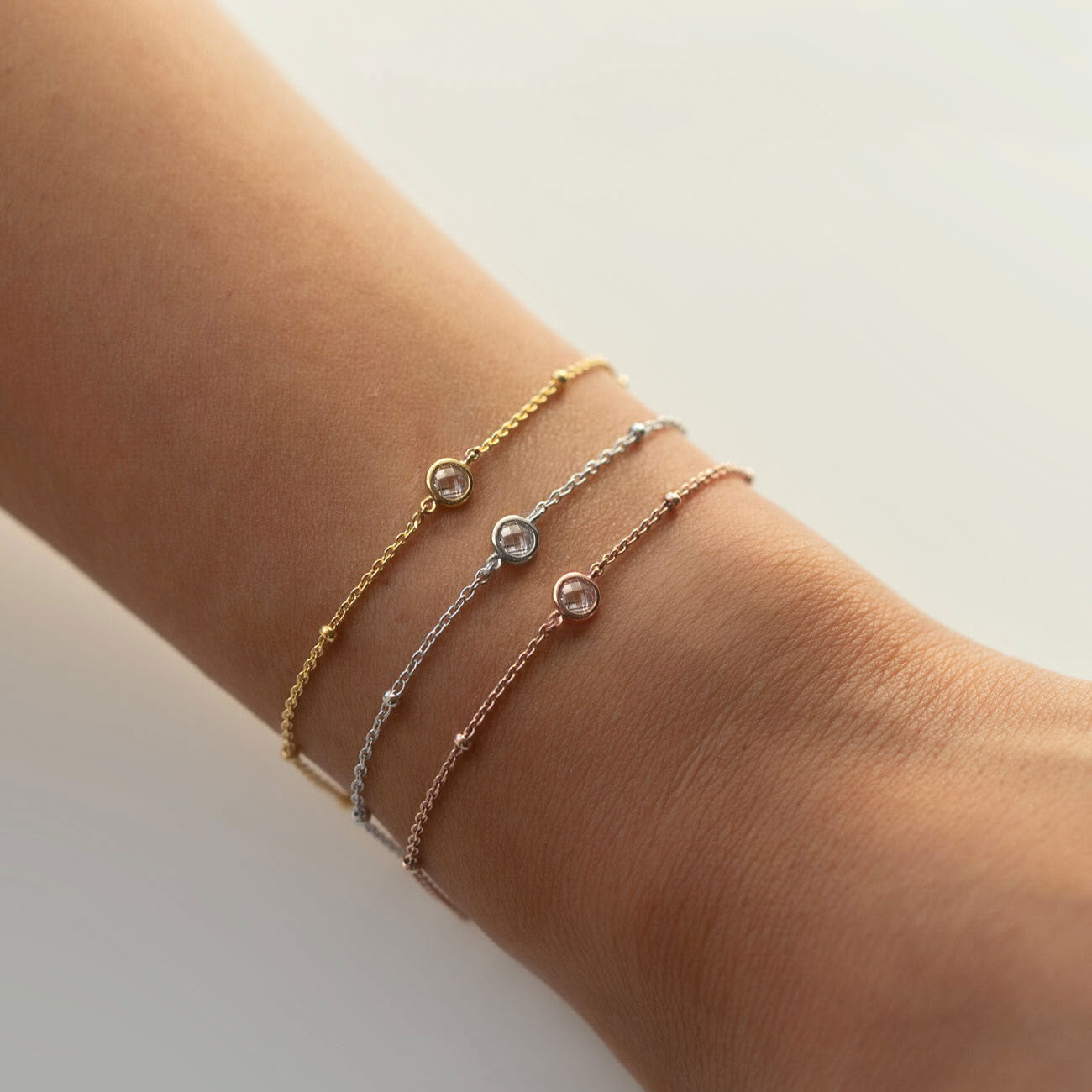 Aurora Luxe armbanden in goud, zilver en roségoud, versierd met sprankelende kristalkraaltjes voor een verfijnde en elegante uitstraling. Het delicate ontwerp voegt een subtiele luxe toe aan elke pols, perfect voor een chique en tijdloze look.