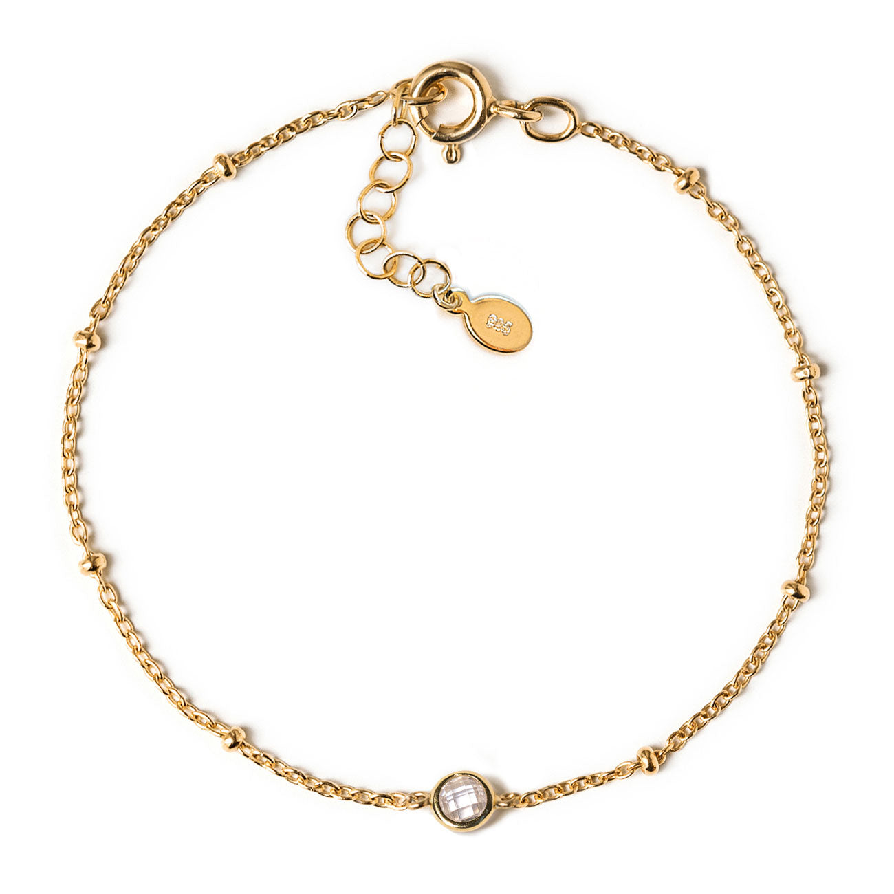 Aurora Luxe armband in goud, versierd met een sprankelend kristalkraaltje voor een verfijnde en elegante uitstraling. Het delicate ontwerp met een verstelbare sluiting zorgt voor een perfecte pasvorm, waardoor het de ideale keuze is voor een tijdloze, luxe look.