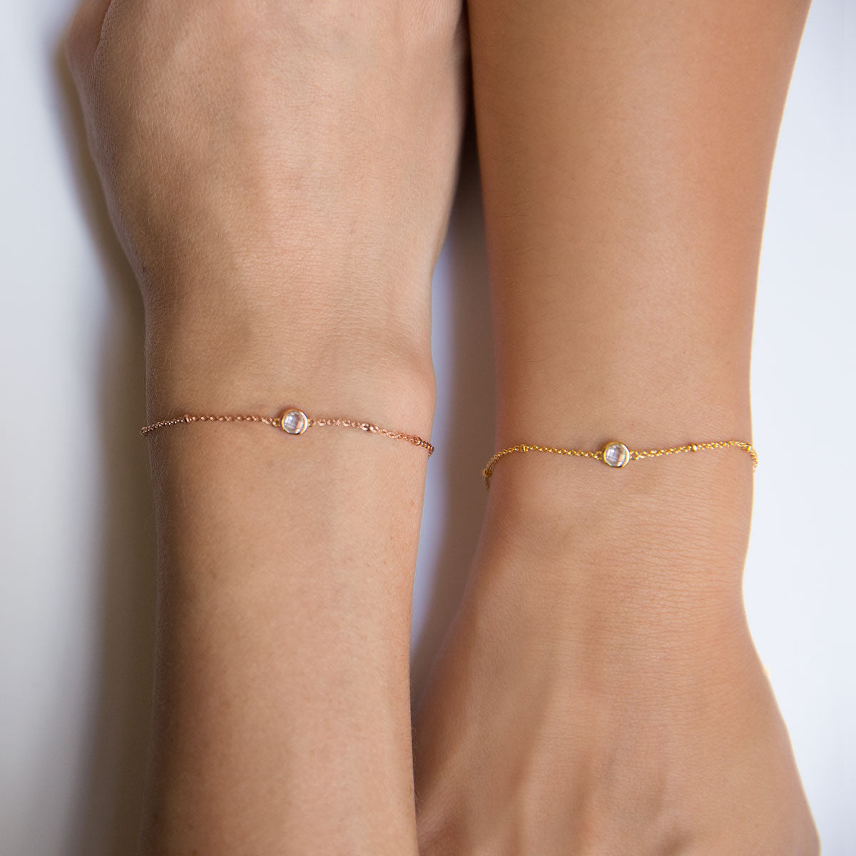 Aurora Luxe armbanden in goud en roségoud, met kristalkraaltjes voor een verfijnde en elegante uitstraling. Het eenvoudige, maar stralende ontwerp biedt een vleugje luxe voor elke gelegenheid, ideaal voor een subtiele, maar glamourachtige look.