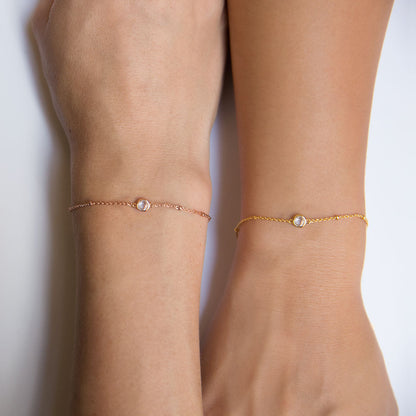 Aurora Luxe armbanden in goud en roségoud, met kristalkraaltjes voor een verfijnde en elegante uitstraling. Het eenvoudige, maar stralende ontwerp biedt een vleugje luxe voor elke gelegenheid, ideaal voor een subtiele, maar glamourachtige look.