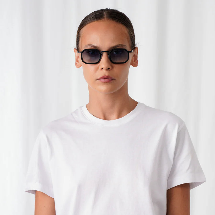Lex Blue | Geometrische zonnebril | Zwart montuur & blauwe glazen
