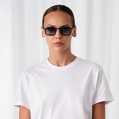 Lex Blue | Geometrische zonnebril | Zwart montuur & blauwe glazen