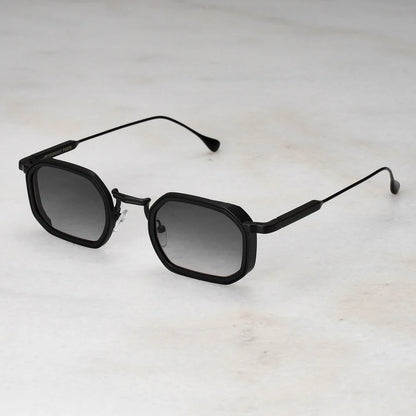 Lex Phantom | Zwarte geometrische zonnebril | Smoke glazen | Stoere look
