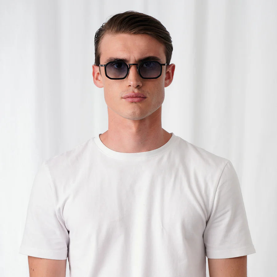 Lex Blue | Geometrische zonnebril | Zwart montuur & blauwe glazen
