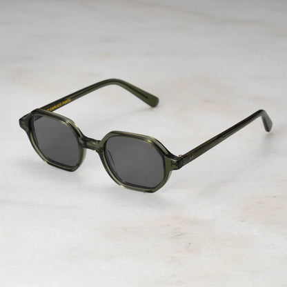 Echo | Olijfgroene zonnebril met geometrisch design en donkere glazen
