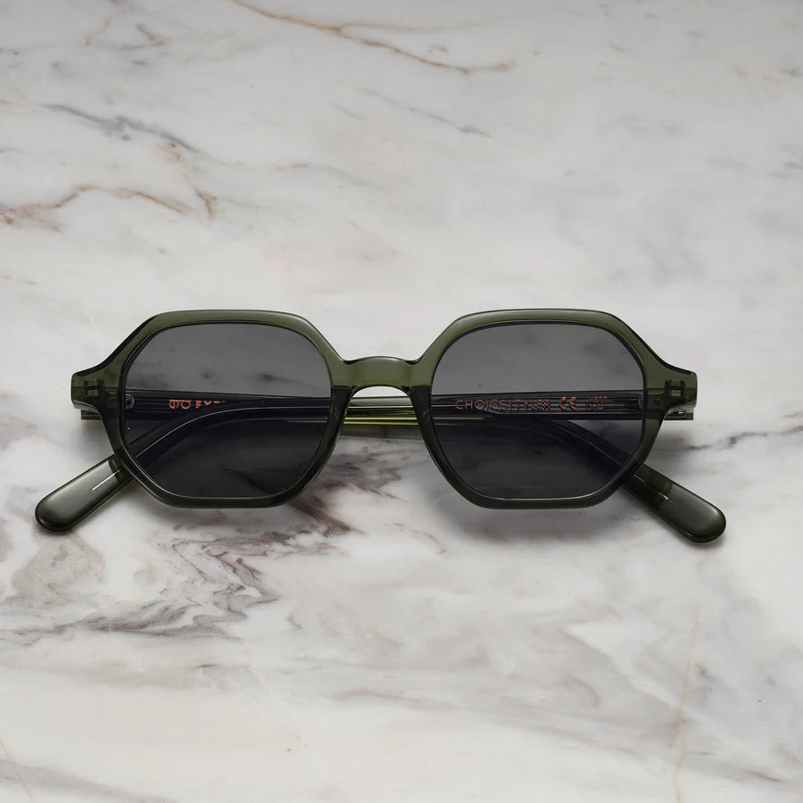 Echo | Olijfgroene zonnebril met geometrisch design en donkere glazen