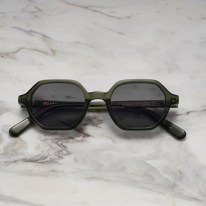 Echo | Olijfgroene zonnebril met geometrisch design en donkere glazen