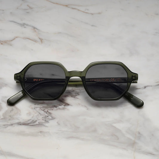 Echo | Olijfgroene zonnebril met geometrisch design en donkere glazen