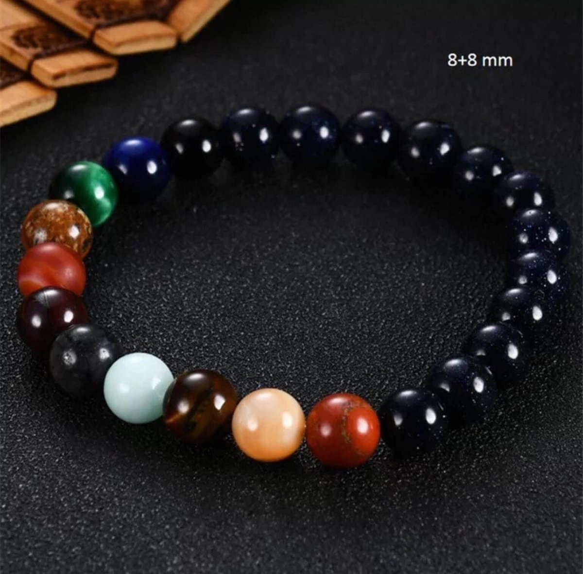 Close-up van de CosmoLuxe Solar System armband met kleurrijke kralen die de planeten van ons zonnestelsel vertegenwoordigen, ideaal voor een mystieke en inspirerende uitstraling