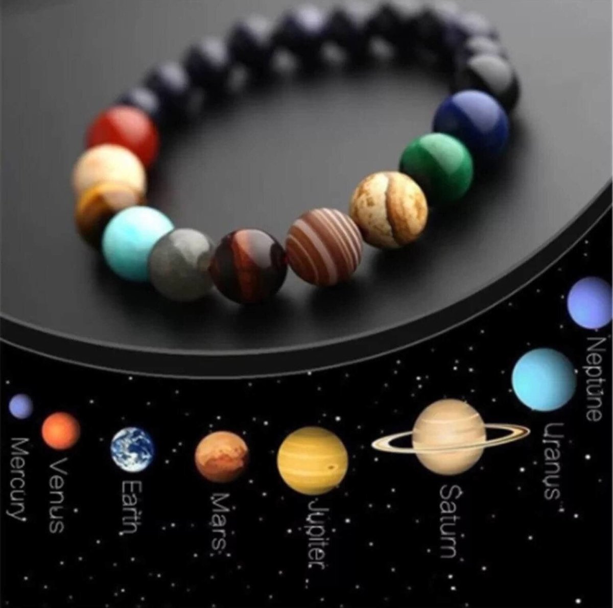 CosmoLuxe Solar System armband met kralen die elk een planeet van ons zonnestelsel vertegenwoordigen, inclusief een illustratie van de planeten. Een mystieke en inspirerende accessoire voor liefhebbers van het universum.