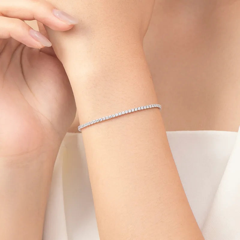 Delicate tennisarmband van Eternal Charm, gedragen om de pols, straalt tijdloze elegantie en verfijnd design uit.