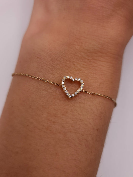 Afbeelding van een elegante GlansLuxe armband met een hartvormige charm, bezet met sprankelende steentjes, ideaal voor een stijlvol en veelzijdig accessoire