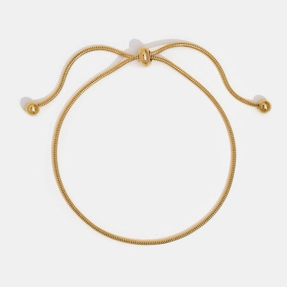 Golden Essence armband – verfijnd schakeldesign in goudkleur met elegante verstelbare sluiting. Stijlvol en minimalistisch accessoire, perfect om elke outfit een subtiele en luxe touch te geven.