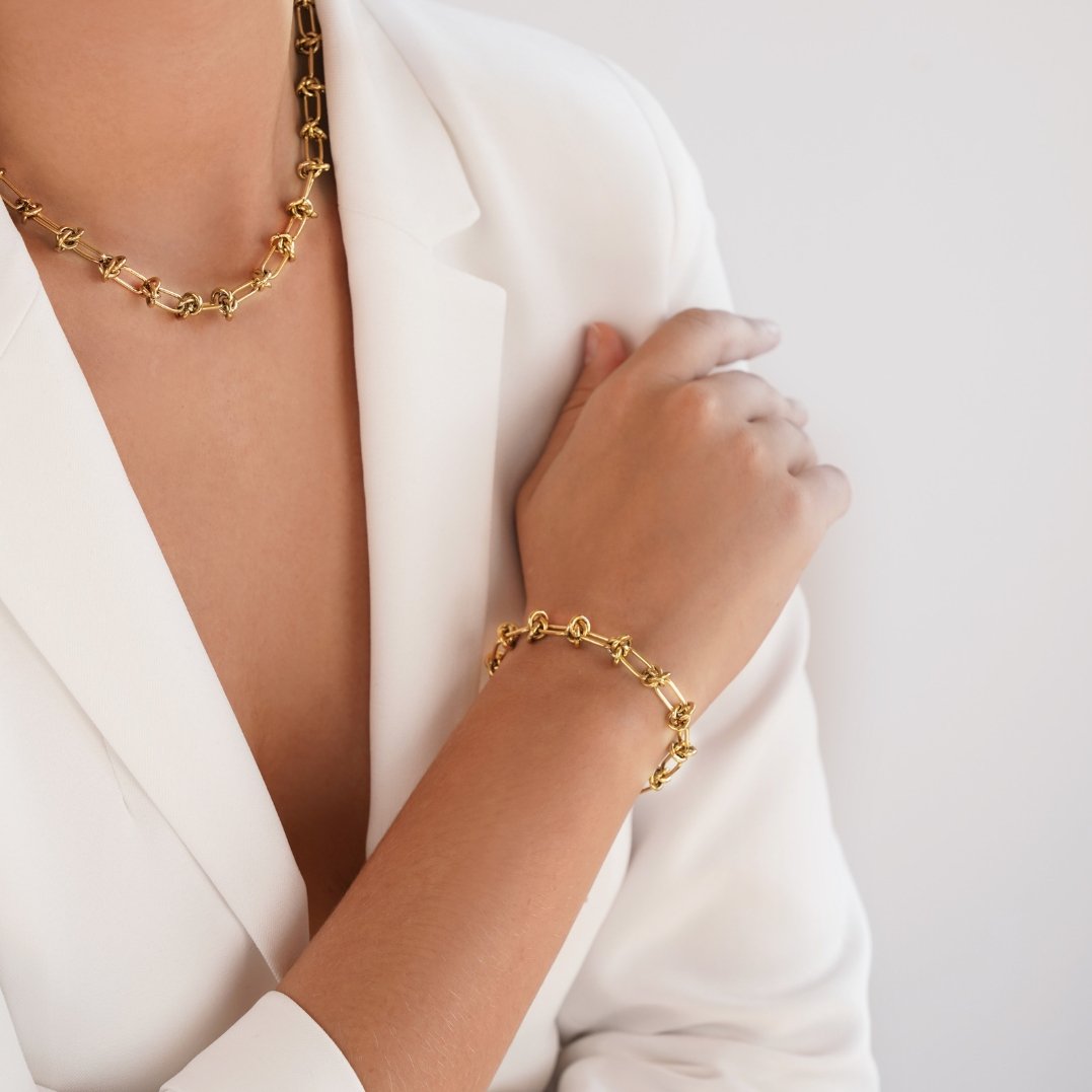 Afbeelding van de Golden Grace schakelschakelarmband en bijpassende ketting, elegant en veelzijdig. Het gouden ontwerp maakt het de perfecte keuze voor elke gelegenheid, of het nu een formele of casual look is.