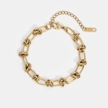 Golden Grace schakelschakelarmband in luxe ontwerp, met een combinatie van grote en kleine schakels, ideaal voor elke gelegenheid. Het sieraad heeft een elegante afwerking met een stevige sluiting en een verfijnde uitstraling