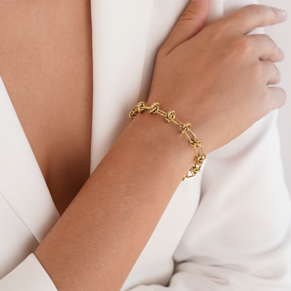 Afbeelding van de Golden Grace schakelschakelarmband, een elegante en veelzijdige armband met een moderne schakelsluiting in goud. Het verfijnde ontwerp maakt het de perfecte aanvulling voor elke gelegenheid.