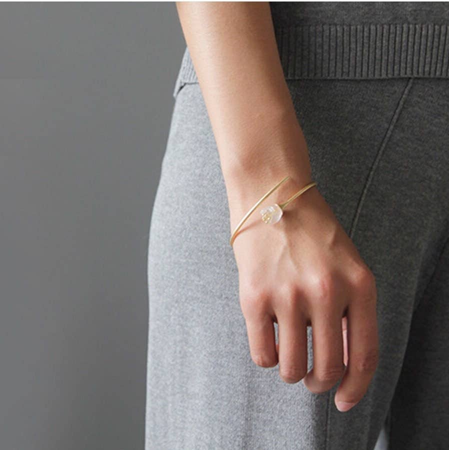 Lilia Luxe armband met een minimalistisch ontwerp, gouden band en subtiele steen, straalt elegantie en verfijning uit. Perfect voor een stijlvolle en moderne look.