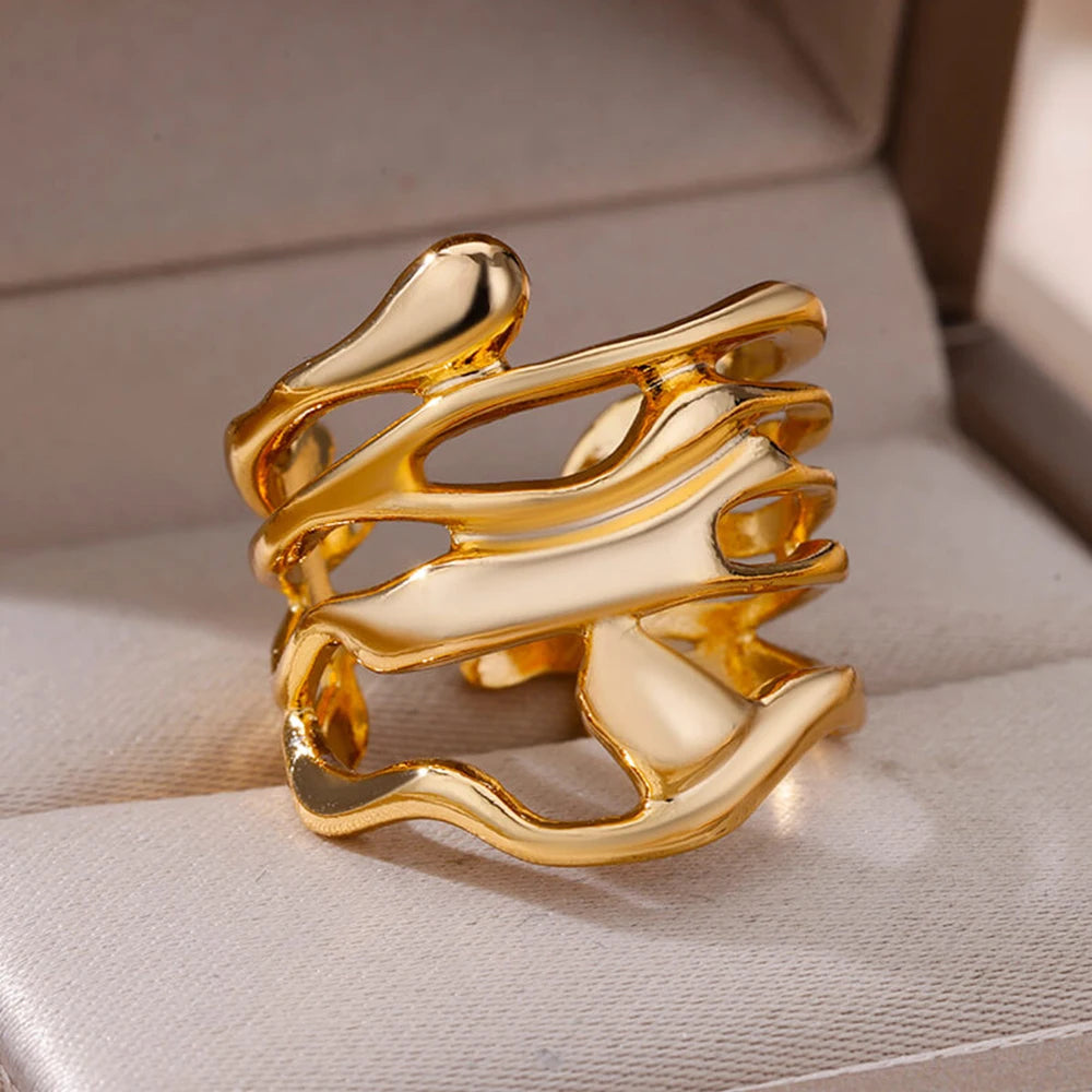 Goudkleurige Liora ring met een uniek organisch ontwerp. De vloeiende, golvende vormen geven de ring een elegante en verfijnde uitstraling. Perfect voor een stijlvolle toevoeging aan elke outfit.