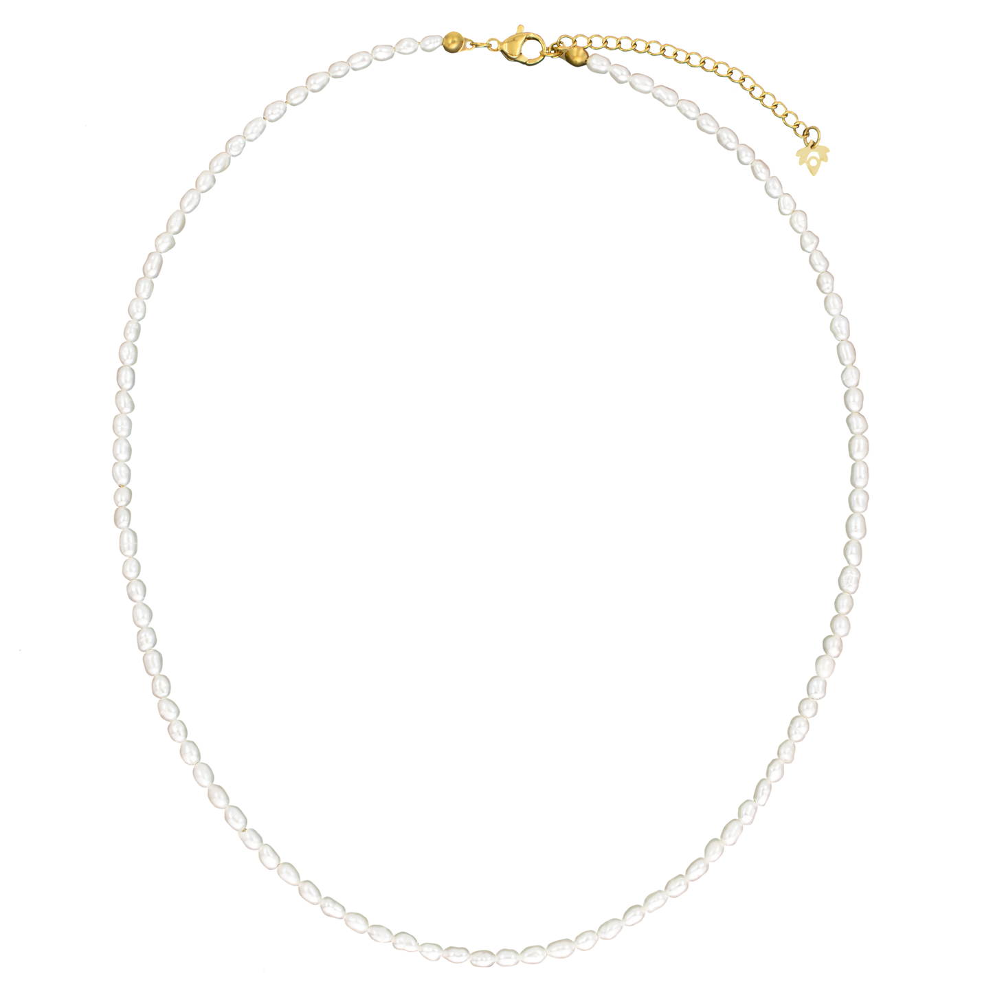 Afbeelding van de Lora Lux Ketting Verfijnd, een elegante parelketting met een chique gouden sluiting. Het ontwerp is verfijnd en tijdloos, wat het een perfecte keuze maakt voor verfijnde gelegenheden. Deze ketting voegt een luxe uitstraling toe aan elke outfit.