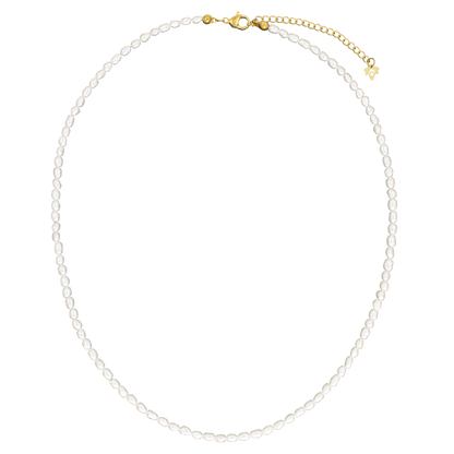 Afbeelding van de Lora Lux Ketting Verfijnd, een elegante parelketting met een chique gouden sluiting. Het ontwerp is verfijnd en tijdloos, wat het een perfecte keuze maakt voor verfijnde gelegenheden. Deze ketting voegt een luxe uitstraling toe aan elke outfit.