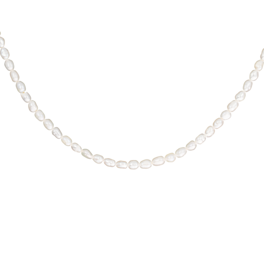 Afbeelding van de Lora Lux Ketting Verfijnd, een elegante parelketting met een verfijnde uitstraling. Het ontwerp bestaat uit een rij witte parels, perfect geschikt voor elke gelegenheid en een verfijnde toevoeging aan je sieradencollectie.