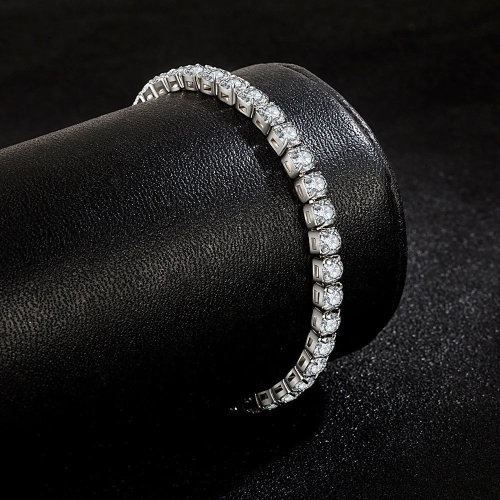 Luma elegante armband, schitterend gepresenteerd op een zwarte ondergrond. De verstelbare armband is bezet met sprankelende stenen en straalt luxe en verfijning uit. Perfect voor elke gelegenheid en een stijlvolle toevoeging aan je sieradencollectie.