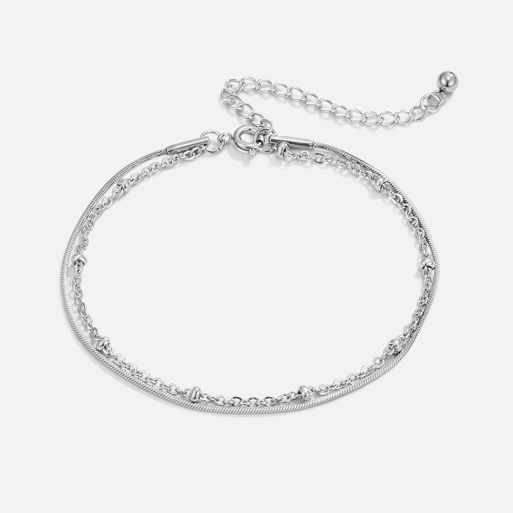 Lumen Luxe multilagen armband – elegant en verfijnd ontwerp met meerdere zilverkleurige lagen en verstelbare sluiting. Een stijlvol accessoire dat perfect is voor een subtiele en luxe uitstraling.