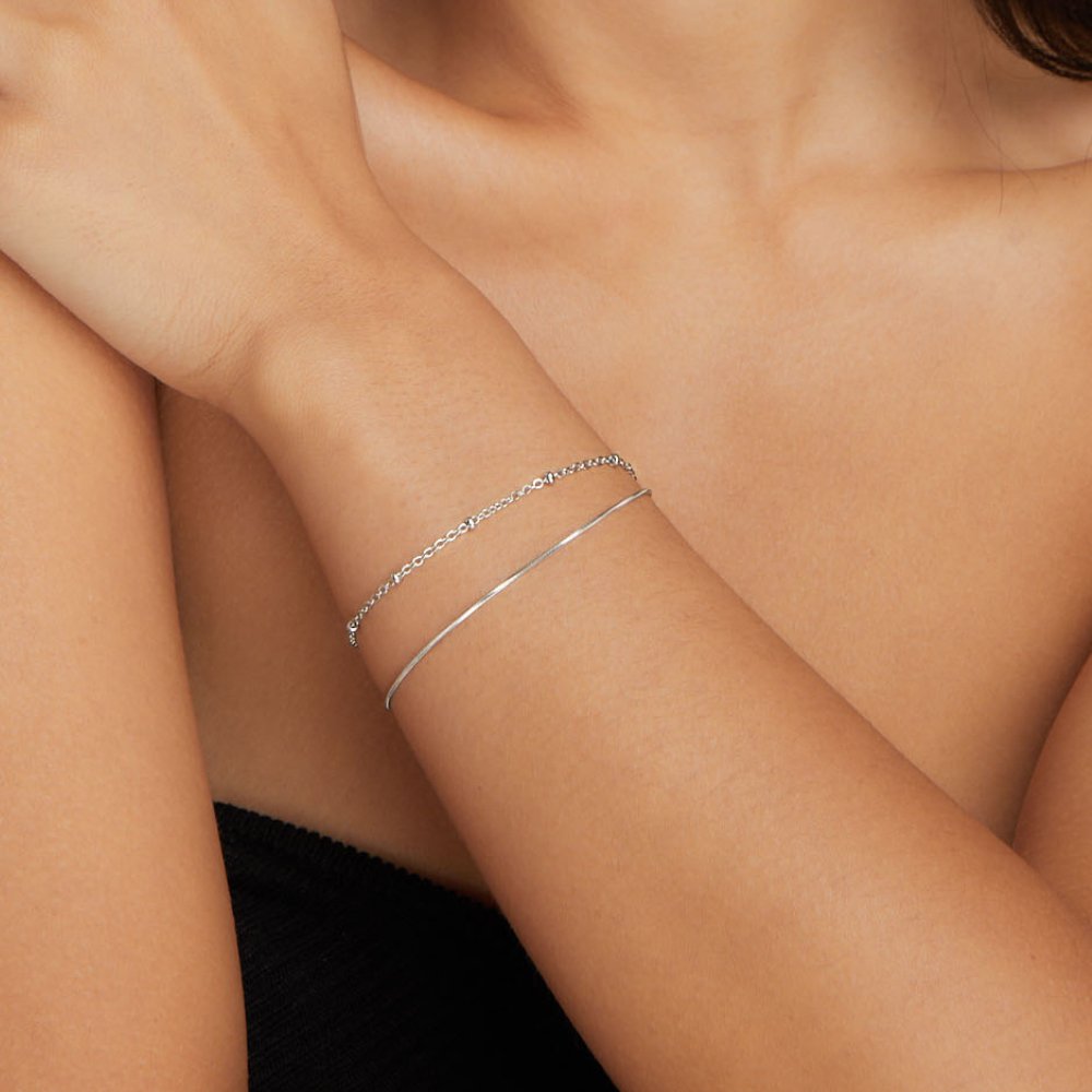 Lumen Luxe multilagen armband – elegante en verfijnde zilverkleurige armbanden, minimalistisch en stijlvol. Perfect voor een subtiele, luxueuze touch aan elke outfit.