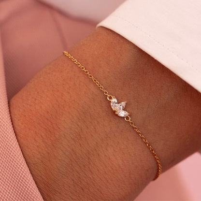 Delicaat Lumière Charme kettingarmband in goud met fonkelende stenen, perfect voor een tijdloze en verfijnde uitstraling.