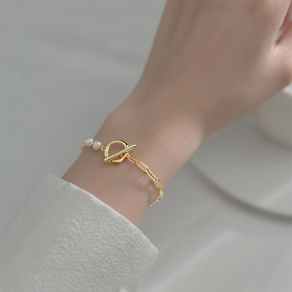 Elegante Lumina Grace parel schakelarmband met een verfijnde mix van glanzende parels en gouden schakels, afgewerkt met een stijlvolle sluiting. Een tijdloos luxe sieraad dat elke outfit compleet maakt. Perfect voor speciale gelegenheden of als uniek cadeau.