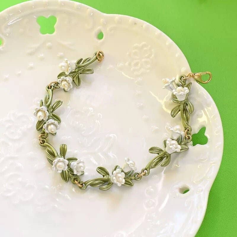 Lumineé Elegance armband met groene takjes en witte bloemen, een verfijnde en sprankelende toevoeging aan elke sieradencollectie.