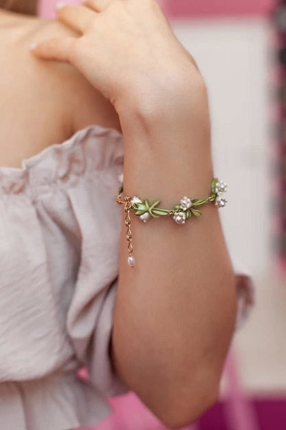 Lumineé Elegance armband, subtiel versierd met groene bladeren en delicate witte bloemen, perfect voor een verfijnde en sprankelende look.