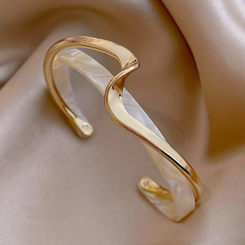 
Lumineux Grace armband, een elegant ontwerp met een verfijnde combinatie van goud en marmer. Het tijdloze en veelzijdige ontwerp maakt het een luxe accessoire voor iedere gelegenheid, perfect voor het toevoegen van een verfijnde uitstraling aan je outfit.