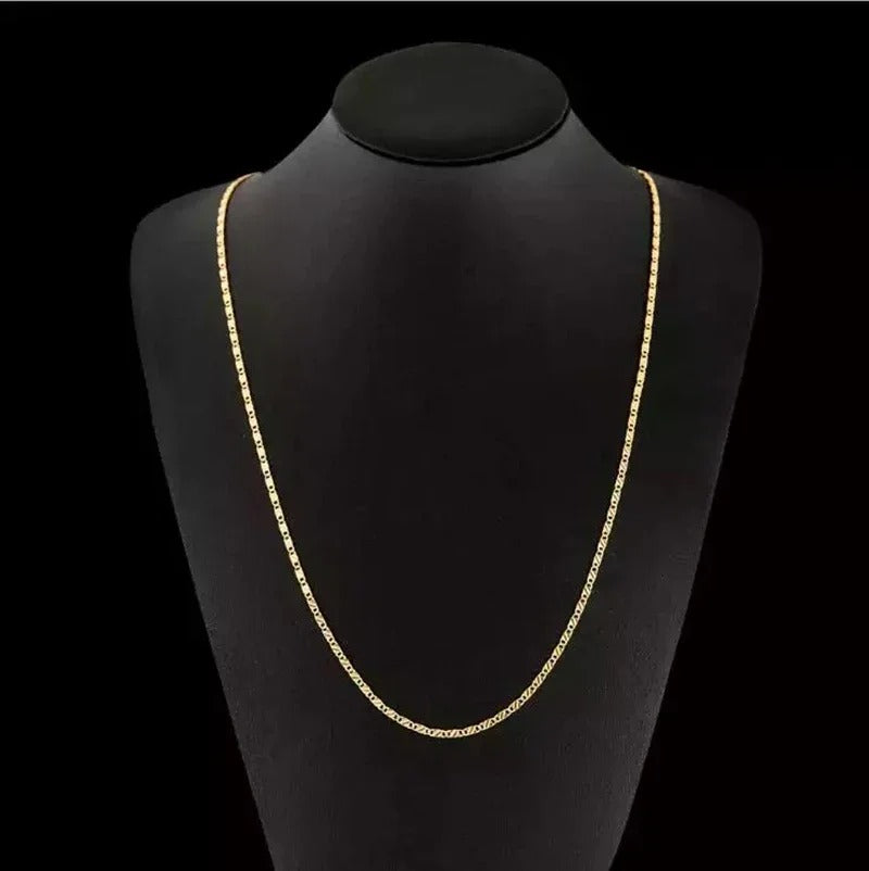 LunaBella elegante gouden halsketting op een zwarte fluwelen display. De ketting straalt eenvoud en luxe uit, perfect voor een subtiele en verfijnde toevoeging aan elke outfit.