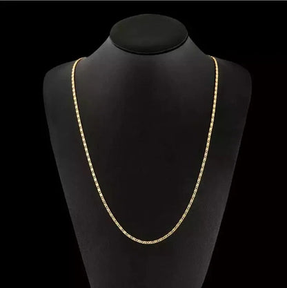 LunaBella elegante gouden halsketting op een zwarte fluwelen display. De ketting straalt eenvoud en luxe uit, perfect voor een subtiele en verfijnde toevoeging aan elke outfit.