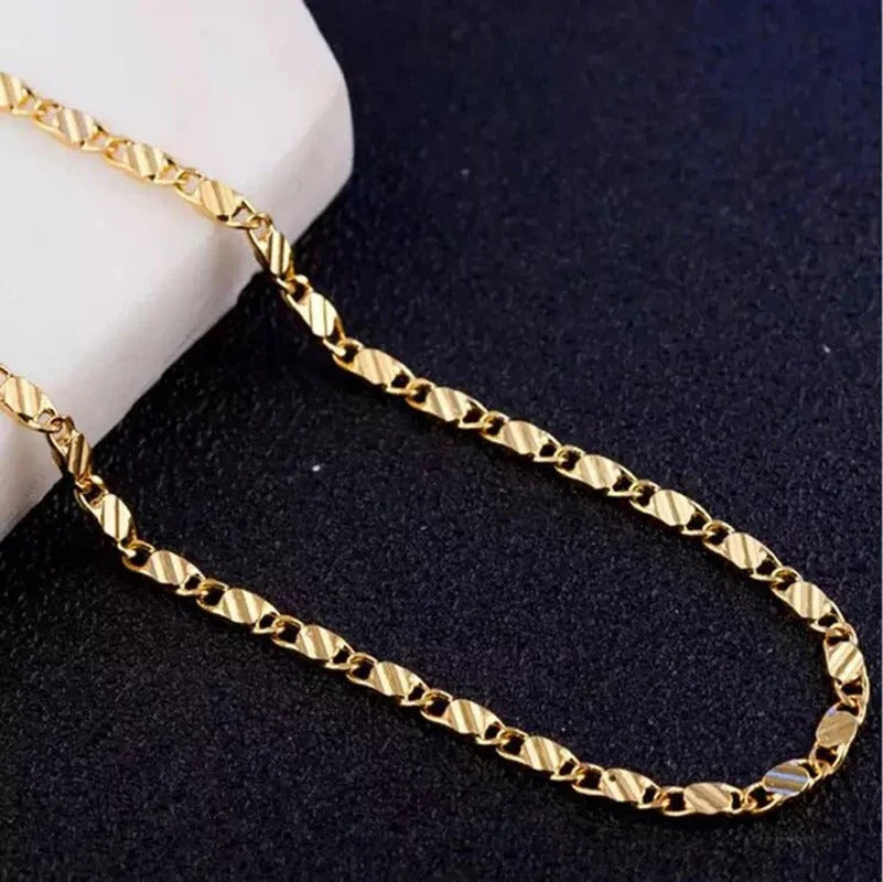 LunaBella verfijnde gouden halsketting met een gedraaid schakelontwerp, gepresenteerd op een zwarte ondergrond. De ketting straalt elegantie en stijl uit, ideaal voor zowel dagelijkse als formele gelegenheden.