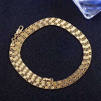 LunaBella elegante gouden halsketting met een verfijnd gevlochten design. De foto toont een prachtige ketting met een luxueuze glans, ideaal om elke outfit een chique en stijlvolle uitstraling te geven.