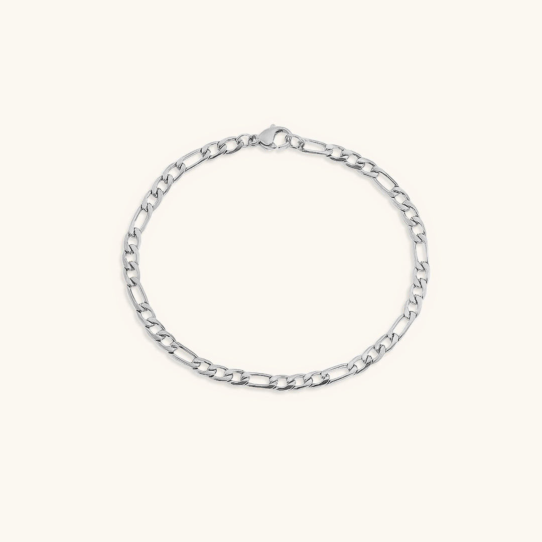 Lusso Vero armband met een zilveren schakelketting, strak en minimalistisch gepresenteerd op een lichte crèmekleurige achtergrond. Perfect voor een tijdloze en elegante look.